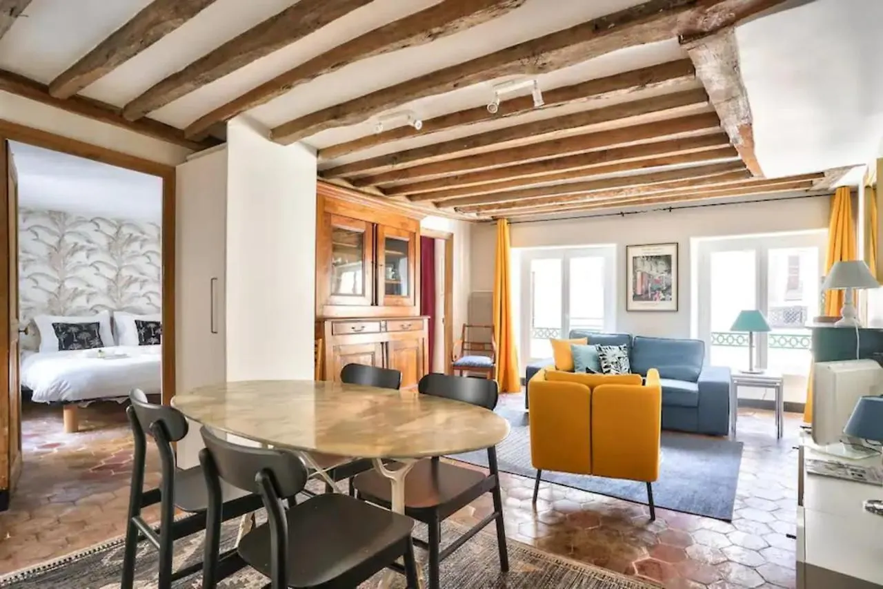 Exquisite And Spacious Apartment Paris
