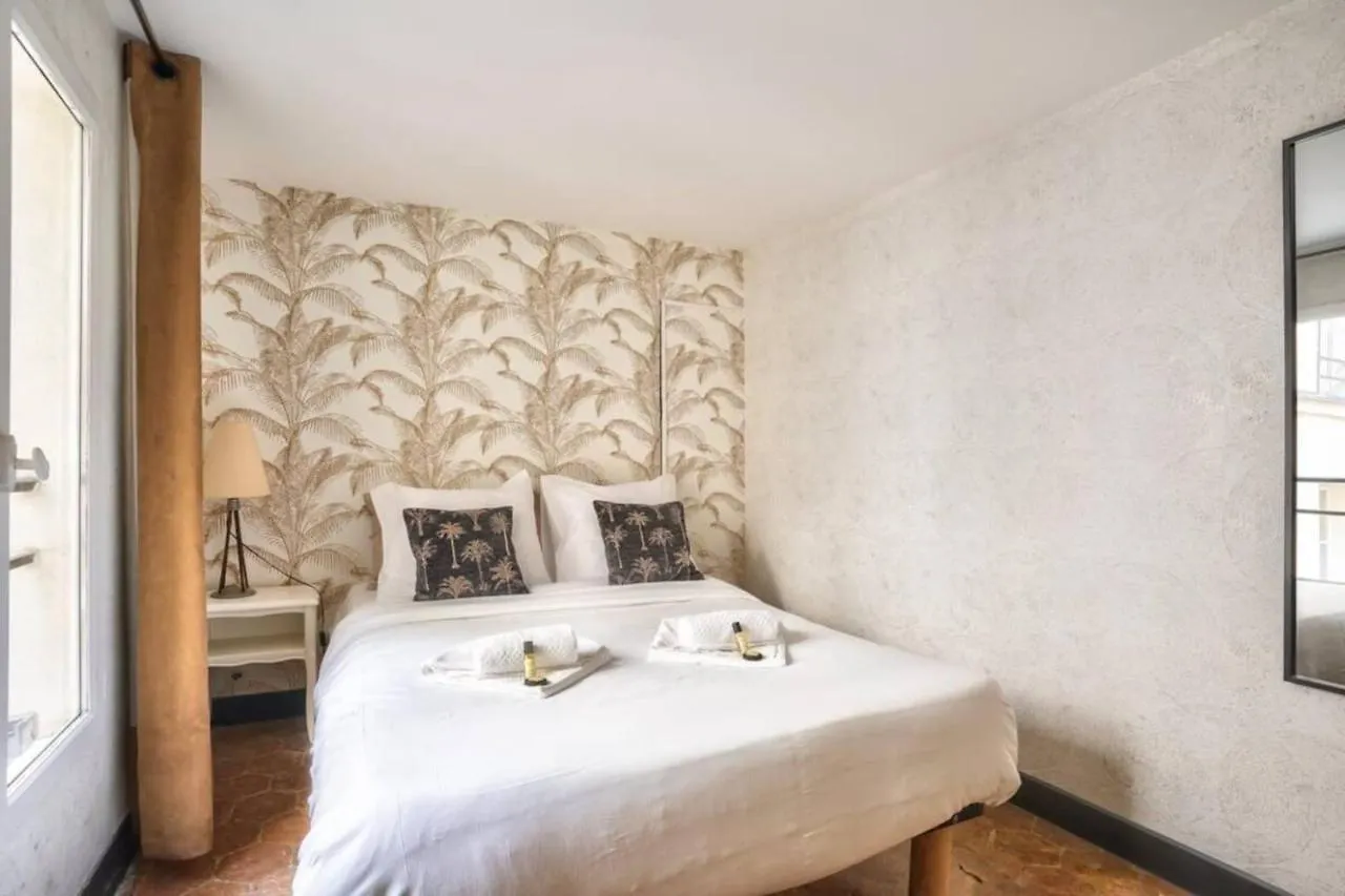 Exquisite And Spacious Apartment Paris France